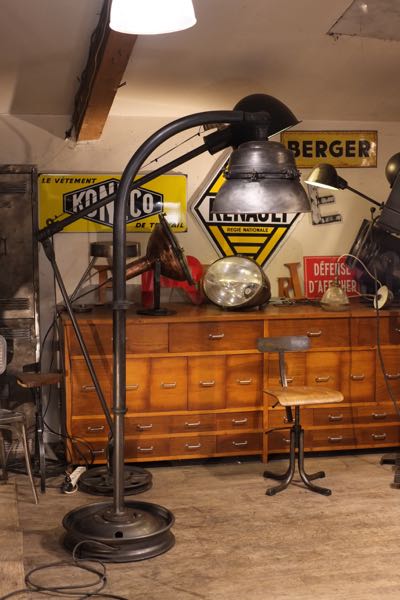 enorme luminaire d'usine ancien